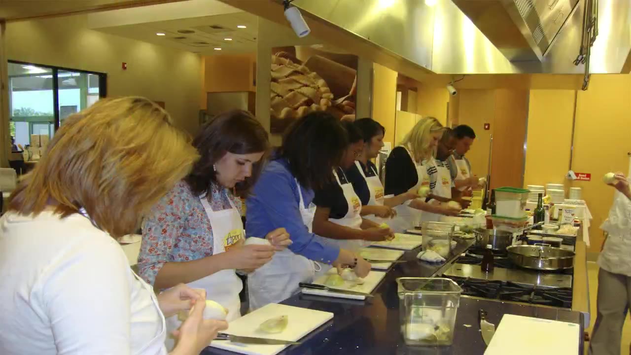 Participantes preparando recetas en una clase de cocina